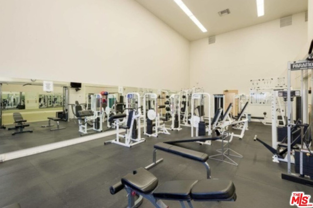 2769 Bottlebrush Dr, Los Angeles CA  90077-2009 exterior