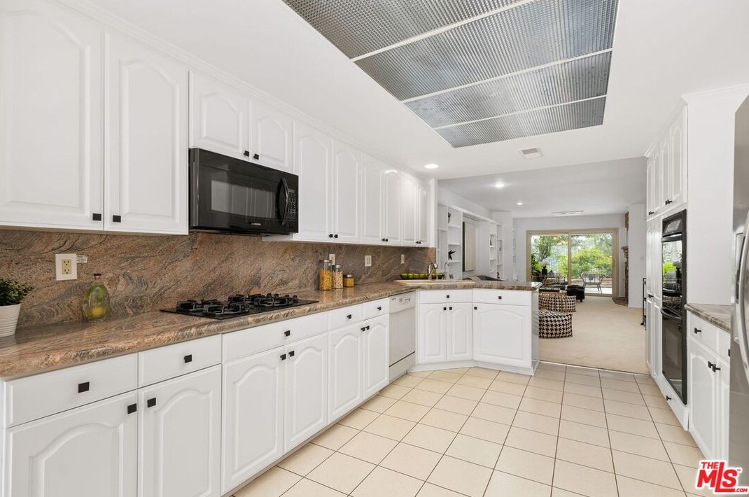 2769 Bottlebrush Dr, Los Angeles CA  90077-2009 exterior