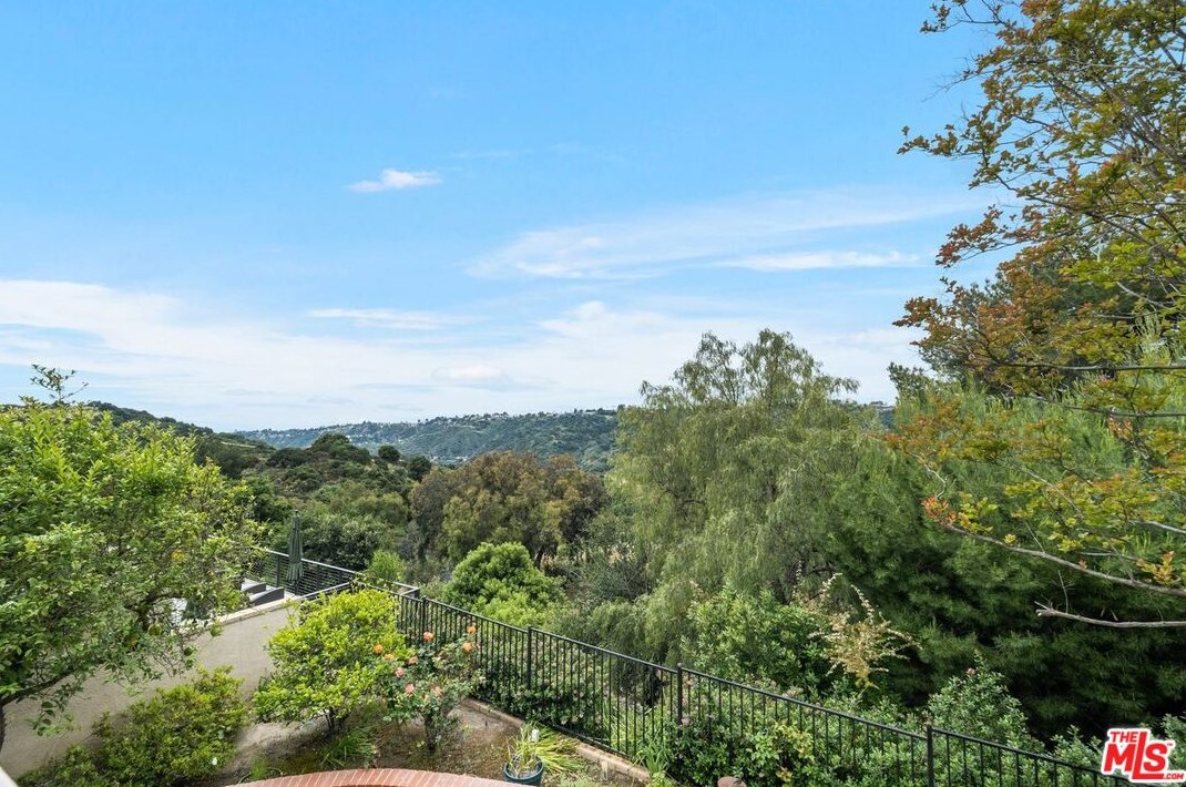 2769 Bottlebrush Dr, Los Angeles CA  90077-2009 exterior