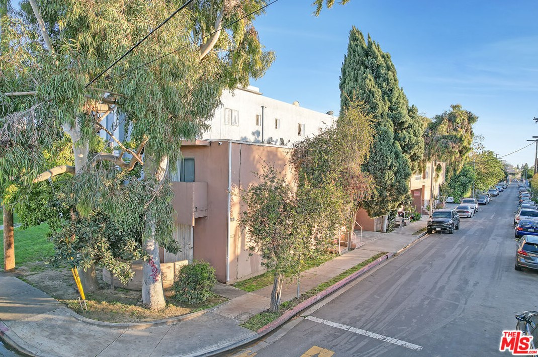 220 Roselake Ave, Los Angeles, CA 90026-5248