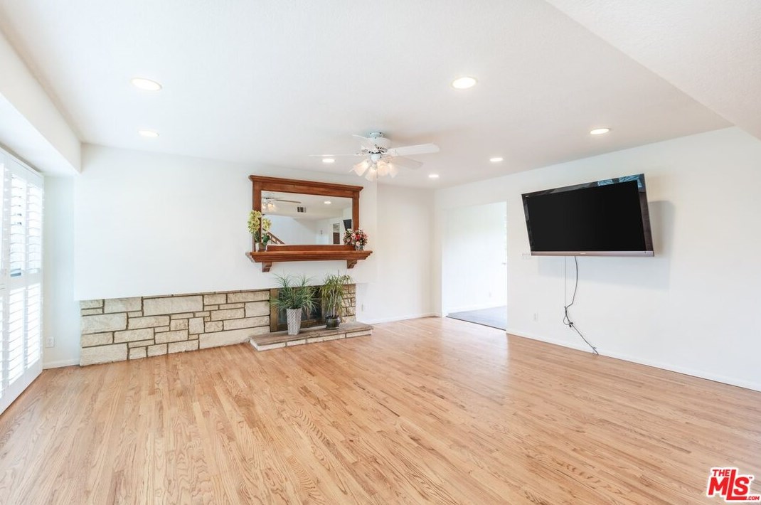 19836 Superior St, Chatsworth, CA 91311
