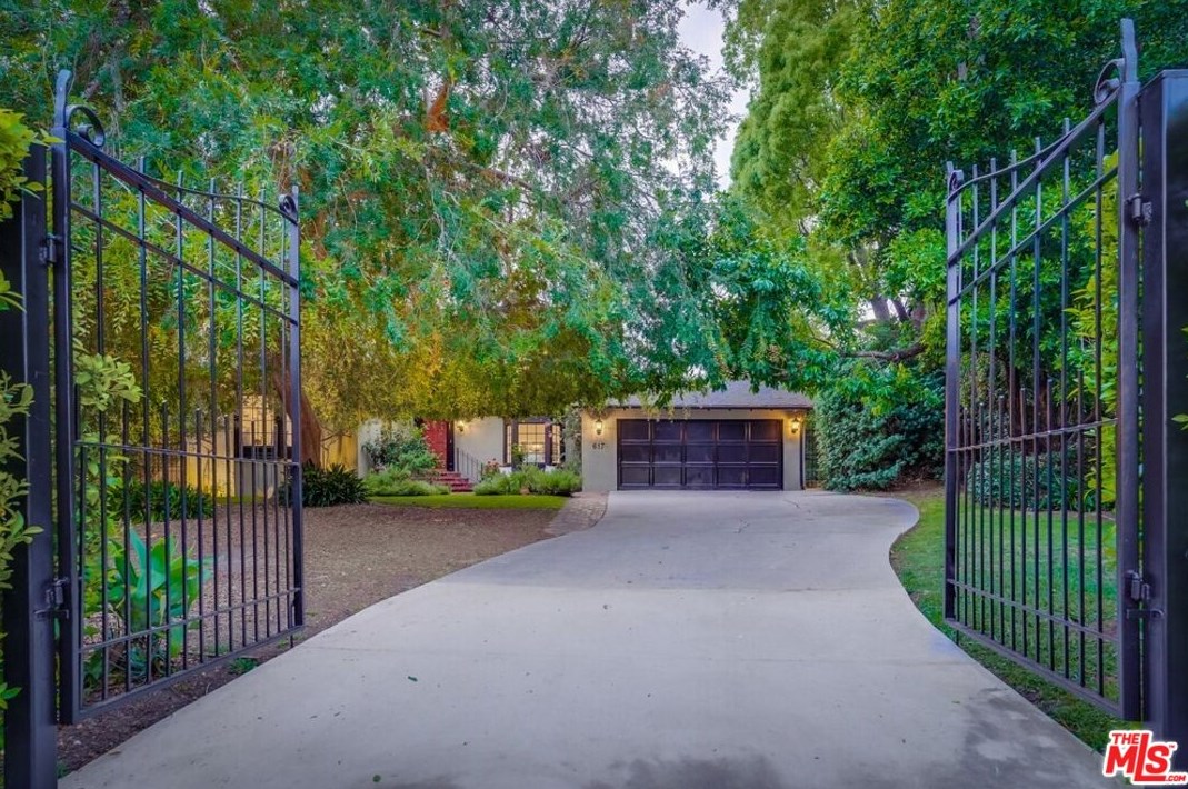 617 Plymouth Blvd, Los Angeles, CA 90004-1420