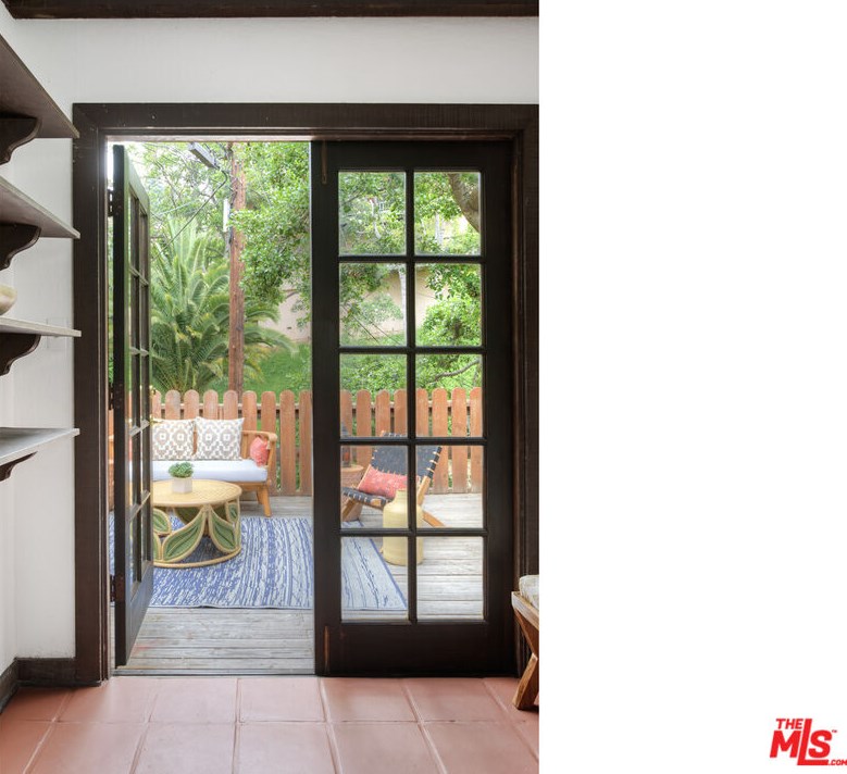 2805 Woodshire Dr, Los Angeles CA  90068-1936 exterior