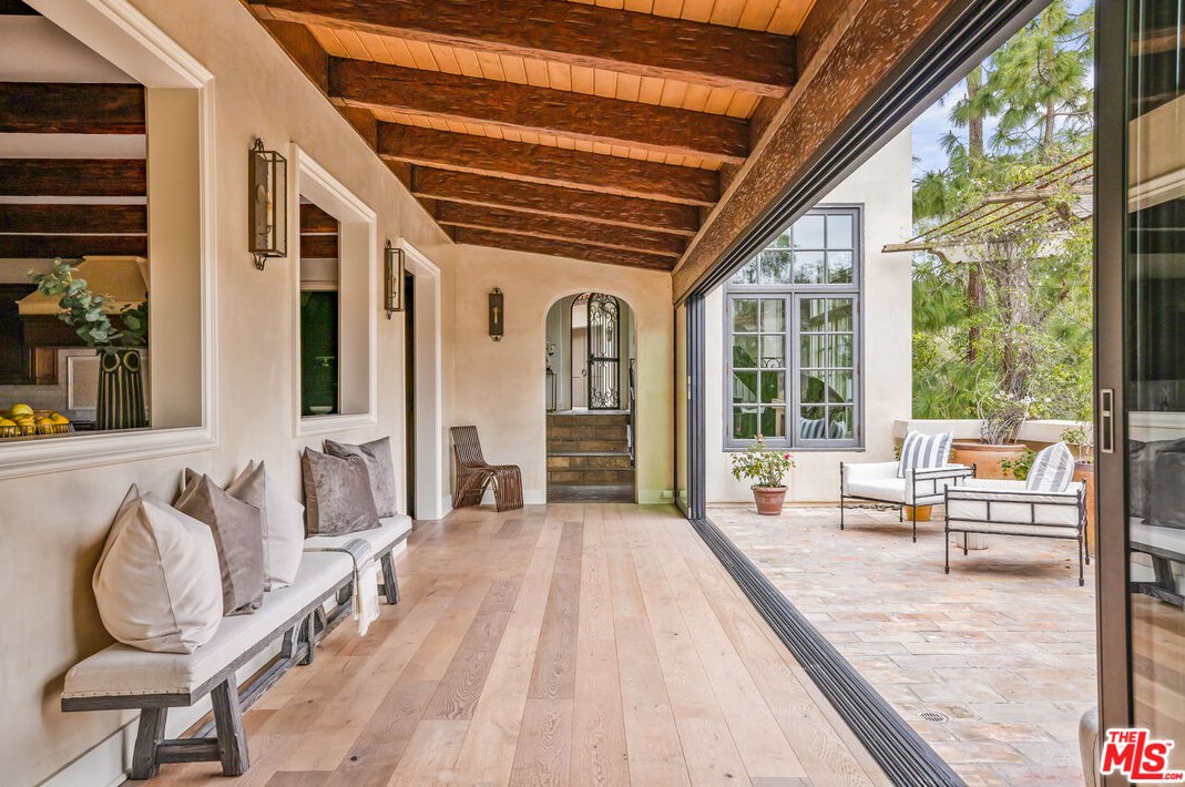 2670 Bowmont Dr, Beverly Hills CA  90210-1815 exterior