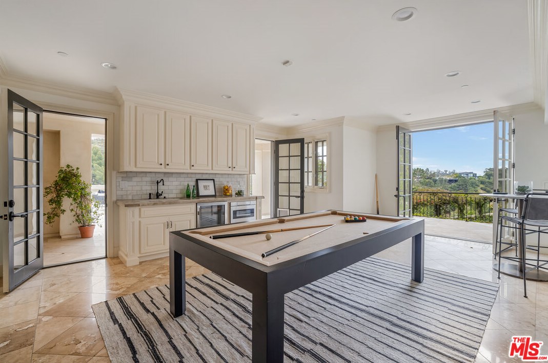 2670 Bowmont Dr, Beverly Hills CA  90210-1815 exterior