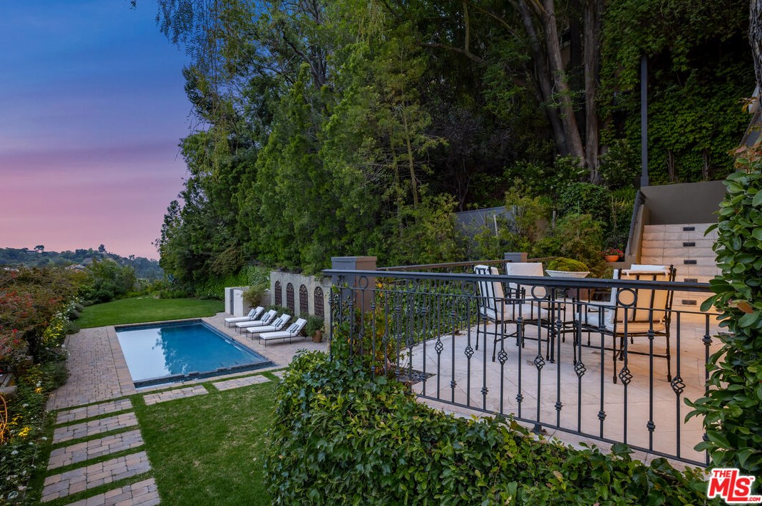 2670 Bowmont Dr, Beverly Hills CA  90210-1815 exterior