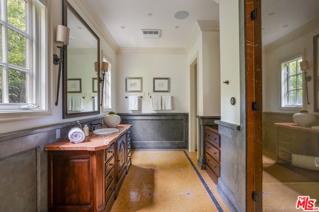 2670 Bowmont Dr, Beverly Hills CA  90210-1815 exterior