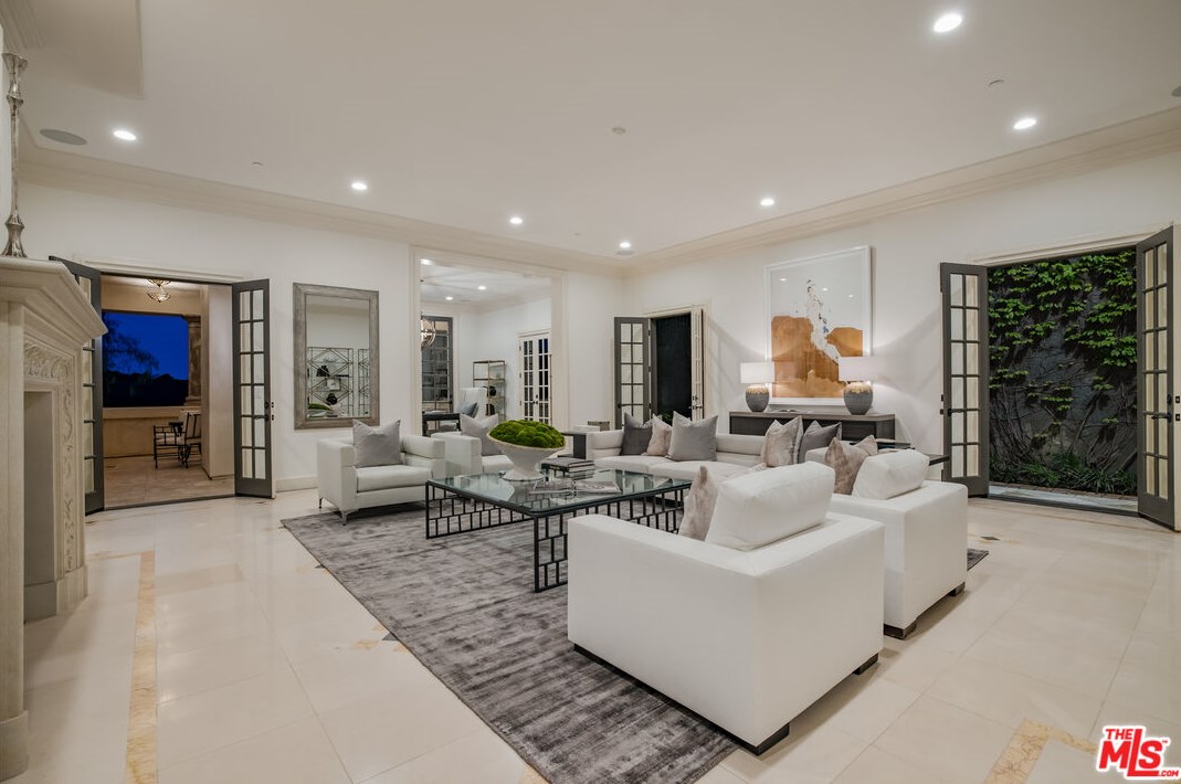 2670 Bowmont Dr, Beverly Hills CA  90210-1815 exterior