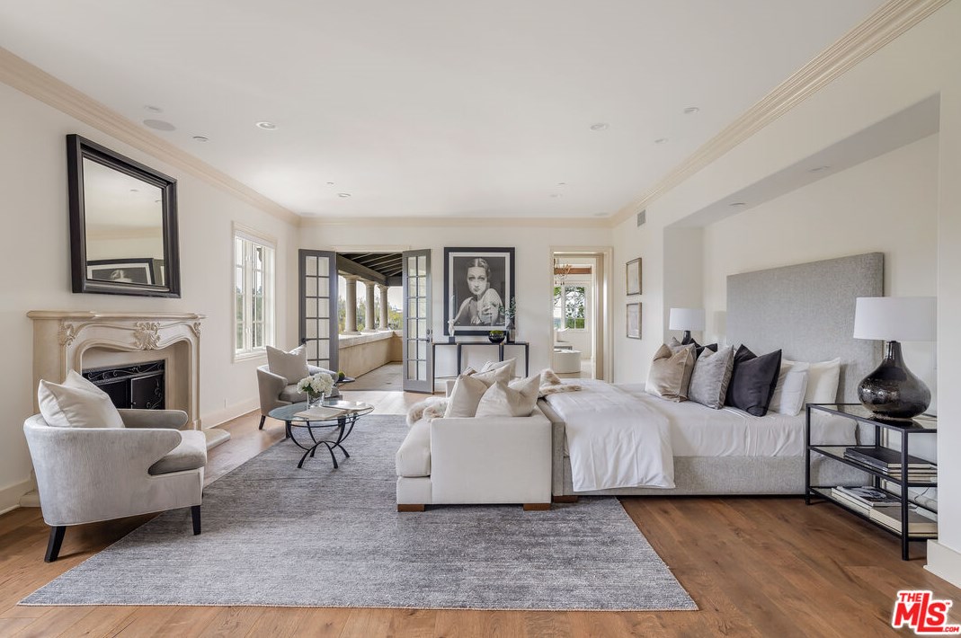 2670 Bowmont Dr, Beverly Hills CA  90210-1815 exterior