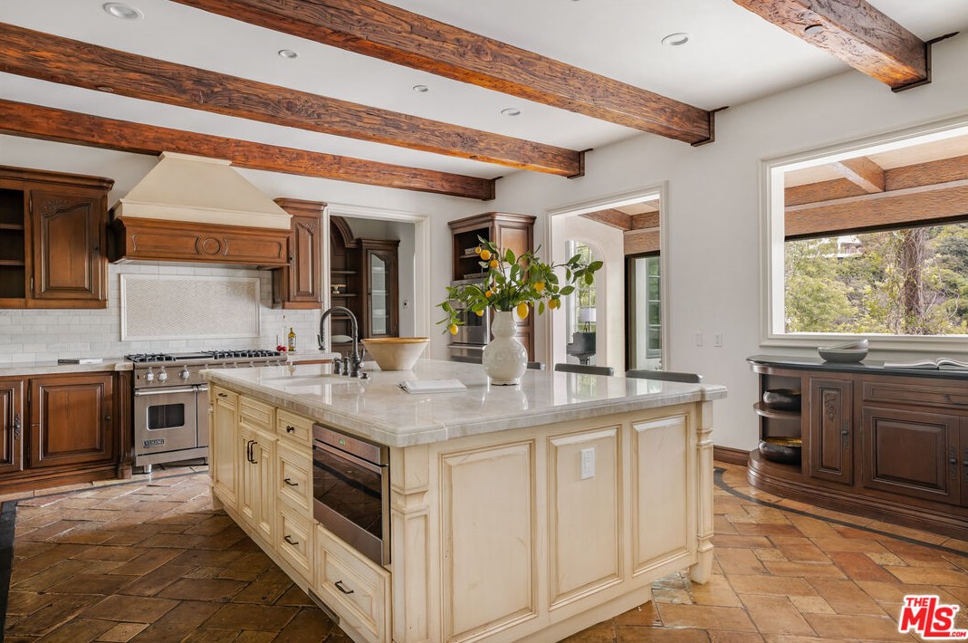 2670 Bowmont Dr, Beverly Hills CA  90210-1815 exterior