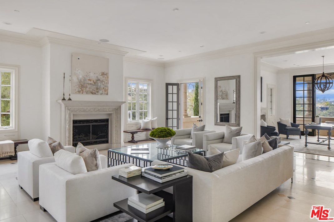 2670 Bowmont Dr, Beverly Hills CA  90210-1815 exterior