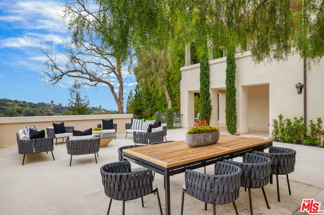 2670 Bowmont Dr, Beverly Hills CA  90210-1815 exterior