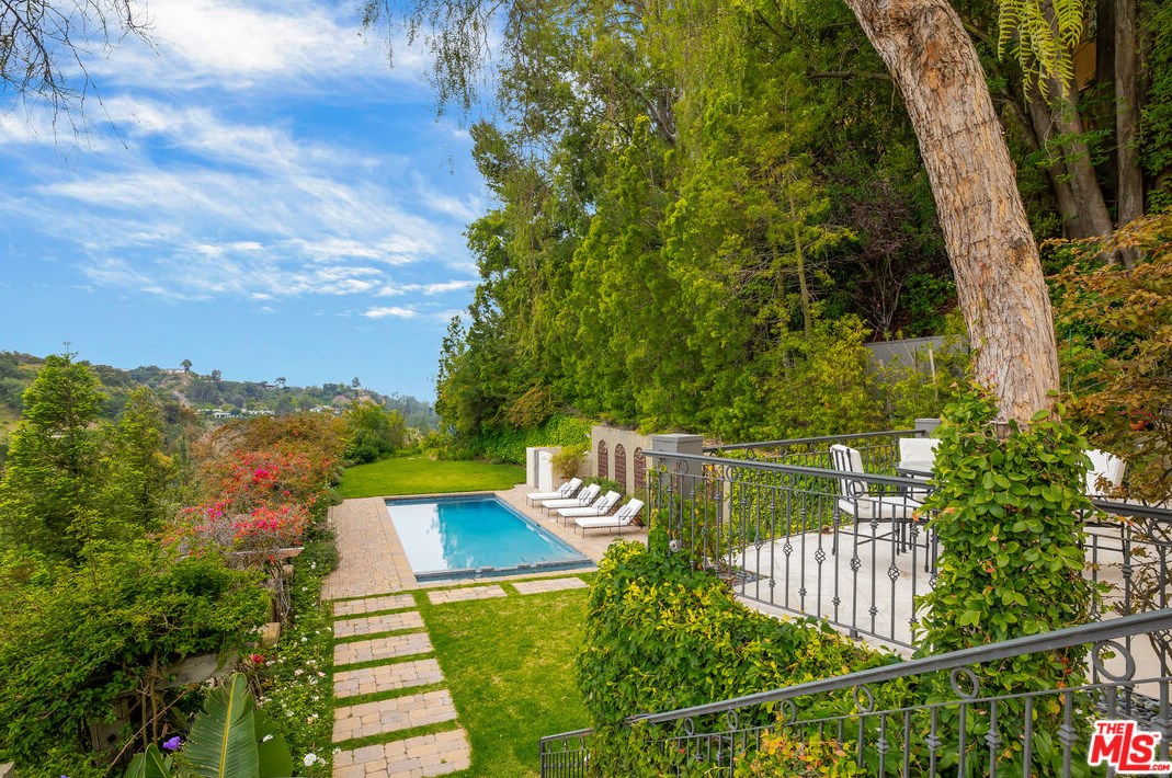 2670 Bowmont Dr, Beverly Hills CA  90210-1815 exterior