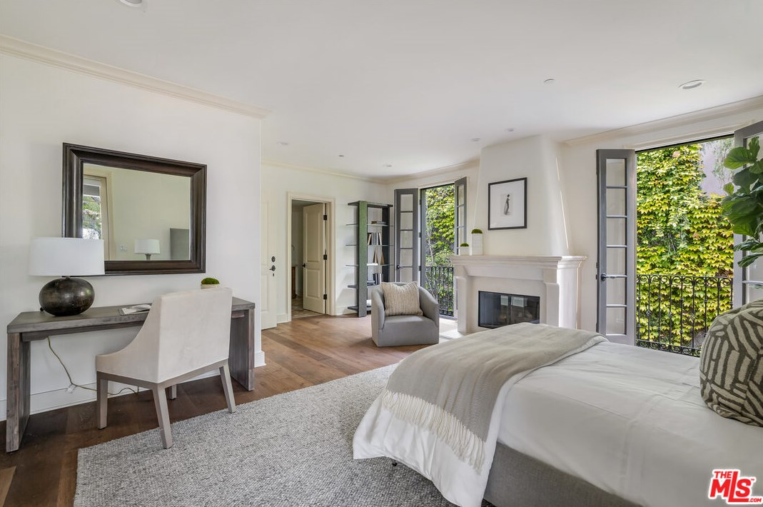 2670 Bowmont Dr, Beverly Hills CA  90210-1815 exterior
