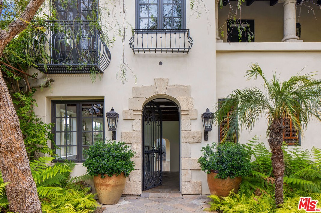 2670 Bowmont Dr, Beverly Hills CA  90210-1815 exterior