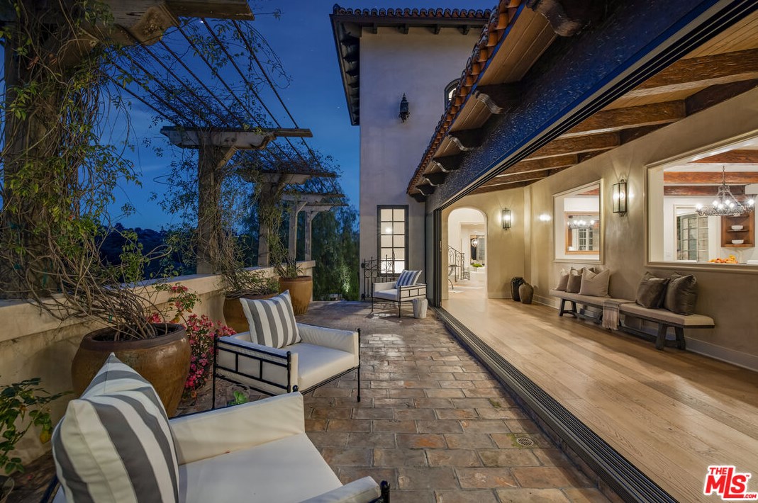 2670 Bowmont Dr, Beverly Hills CA  90210-1815 exterior