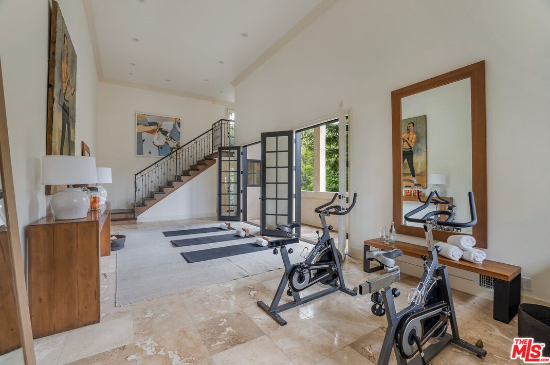 2670 Bowmont Dr, Beverly Hills CA  90210-1815 exterior
