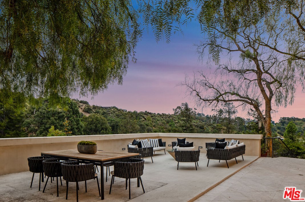 2670 Bowmont Dr, Beverly Hills CA  90210-1815 exterior