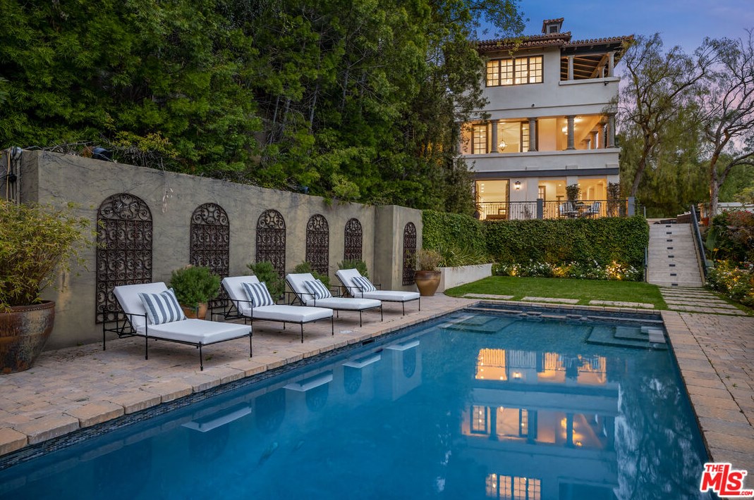 2670 Bowmont Dr, Beverly Hills CA  90210-1815 exterior