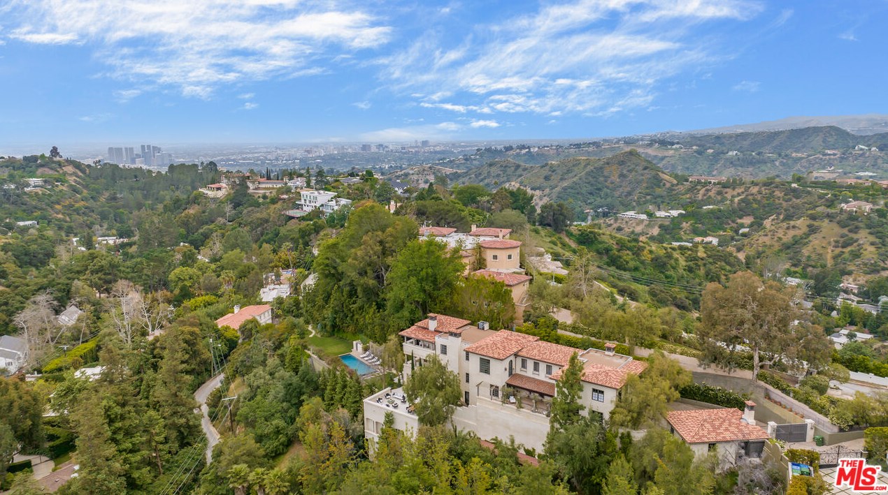 2670 Bowmont Dr, Beverly Hills CA  90210-1815 exterior