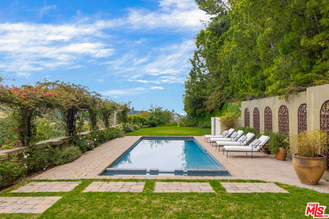 2670 Bowmont Dr, Beverly Hills CA  90210-1815 exterior