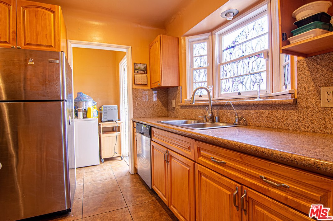 2053 94 St, Los Angeles CA  90047-3710 exterior