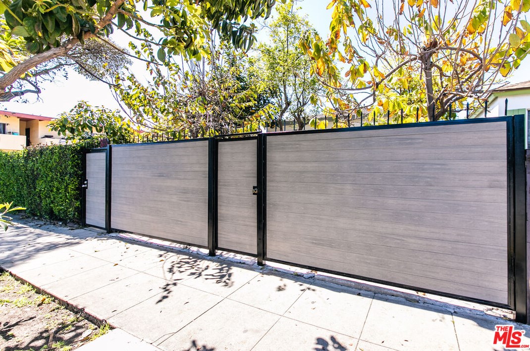 12111 Washington Pl, Los Angeles CA  90066-5276 exterior