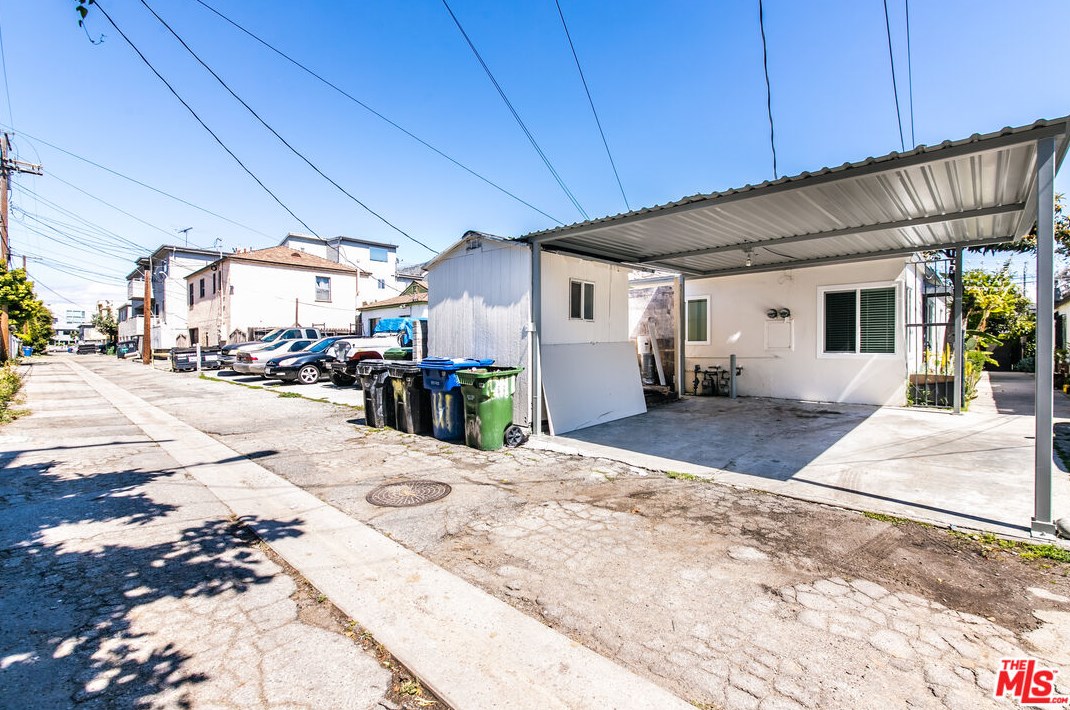 12111 Washington Pl, Los Angeles CA  90066-5276 exterior