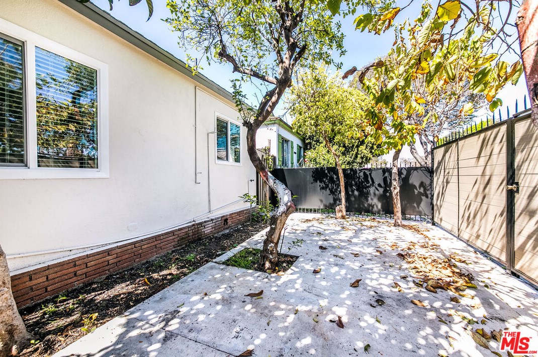 12111 Washington Pl, Los Angeles CA  90066-5276 exterior