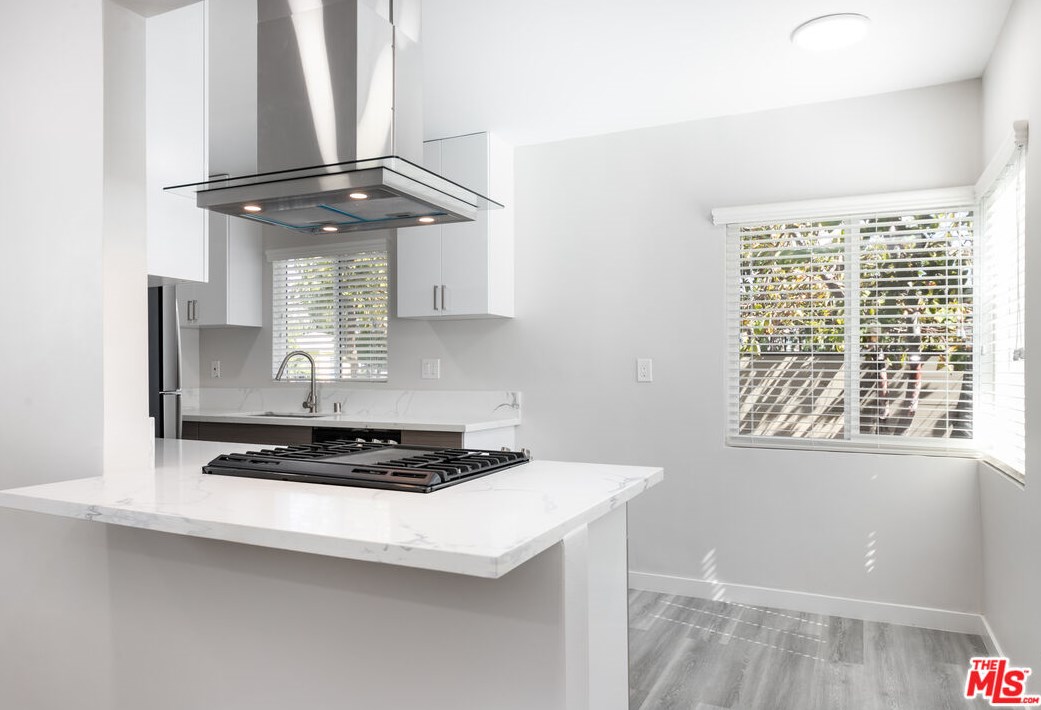 12111 Washington Pl, Los Angeles CA  90066-5276 exterior