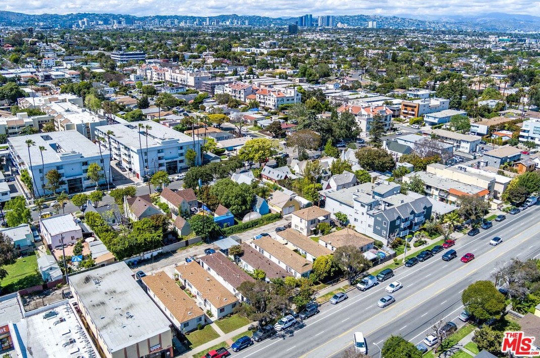 12111 Washington Pl, Los Angeles CA  90066-5276 exterior