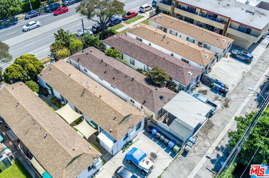 12111 Washington Pl, Los Angeles CA  90066-5276 exterior