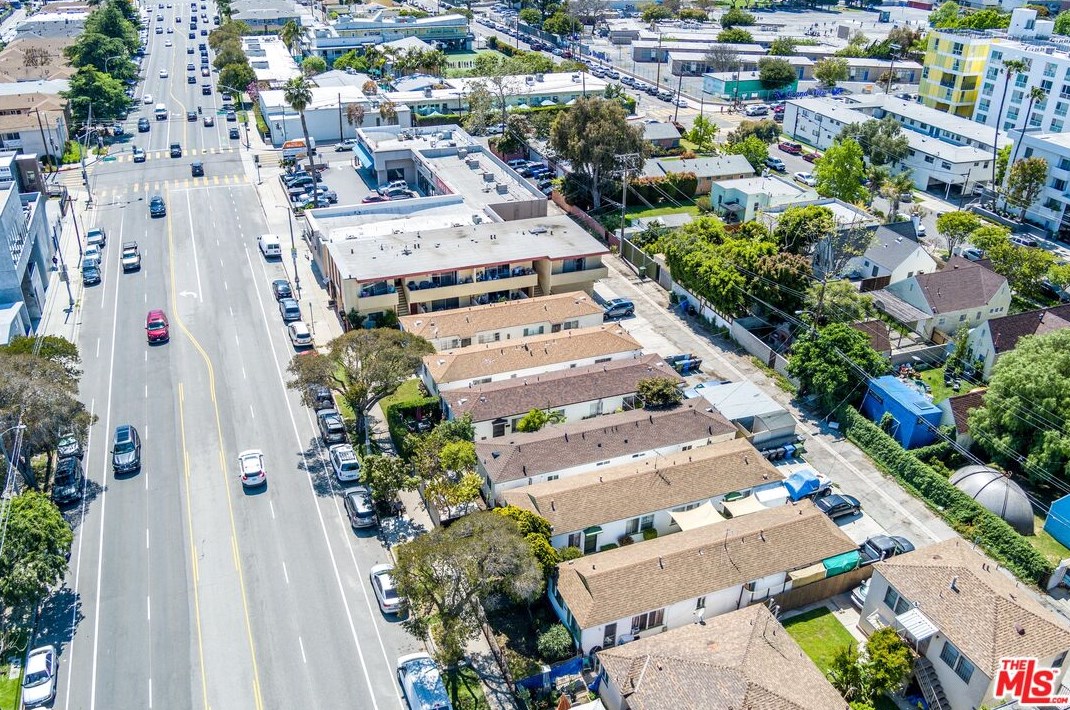 12111 Washington Pl, Los Angeles CA  90066-5276 exterior