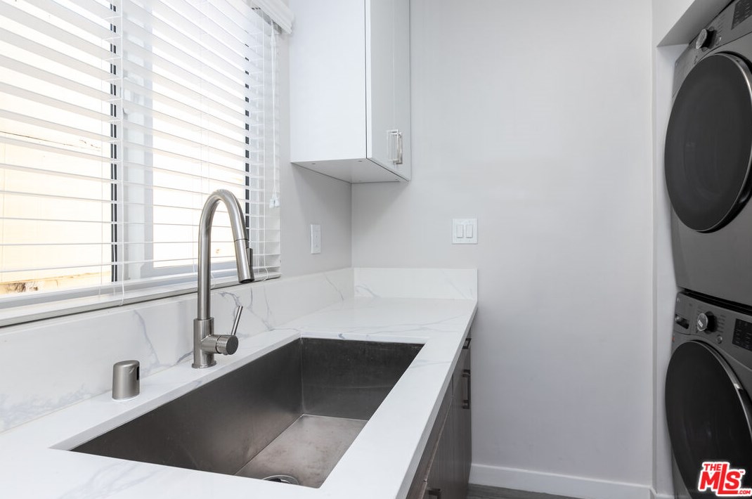 12111 Washington Pl, Los Angeles CA  90066-5276 exterior