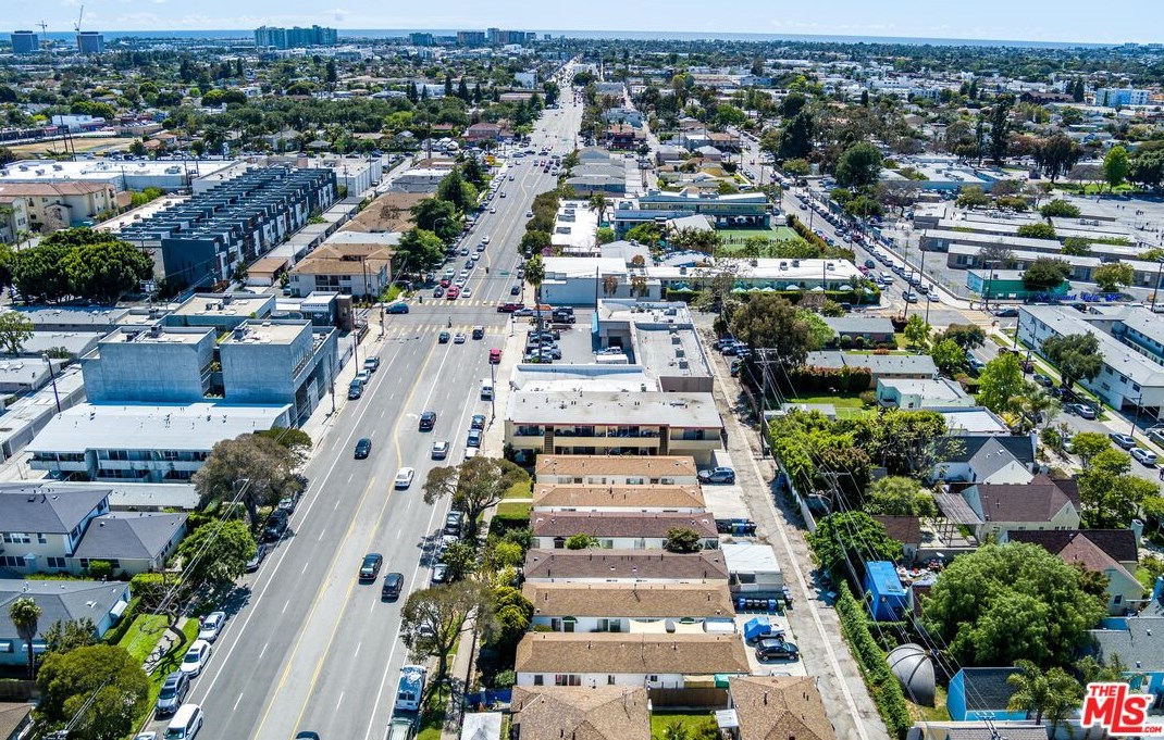 12111 Washington Pl, Los Angeles CA  90066-5276 exterior