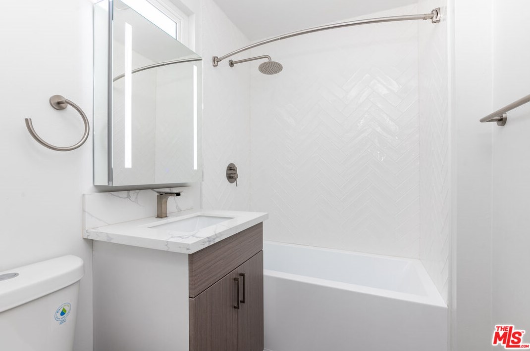12111 Washington Pl, Los Angeles CA  90066-5276 exterior
