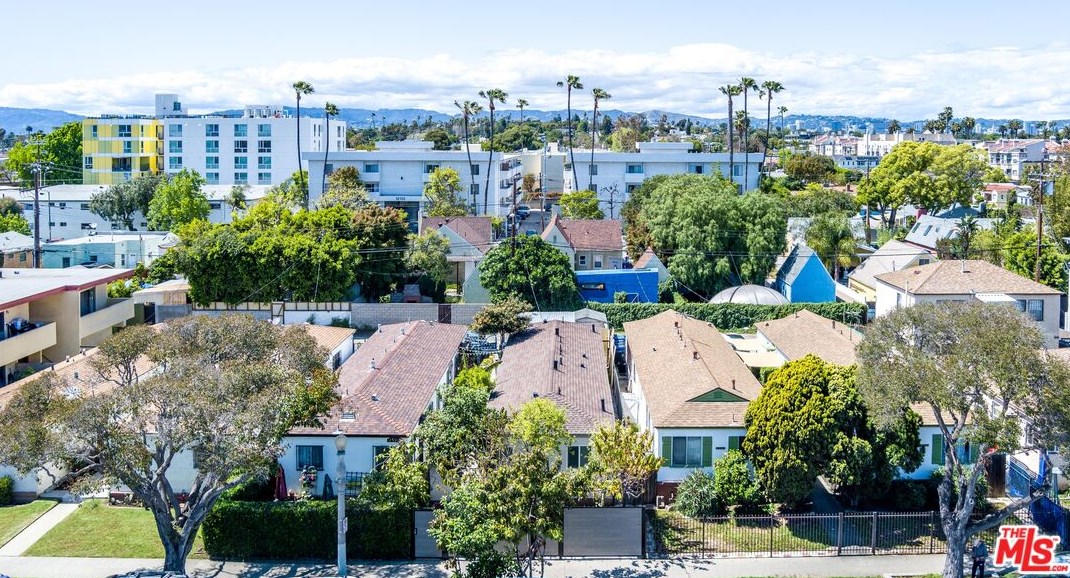 12111 Washington Pl, Los Angeles CA  90066-5276 exterior