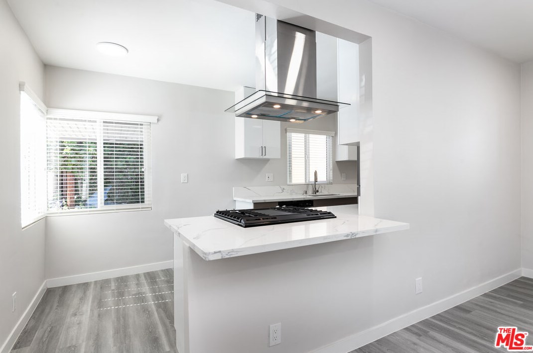 12111 Washington Pl, Los Angeles CA  90066-5276 exterior