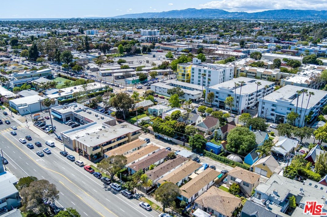 12111 Washington Pl, Los Angeles CA  90066-5276 exterior