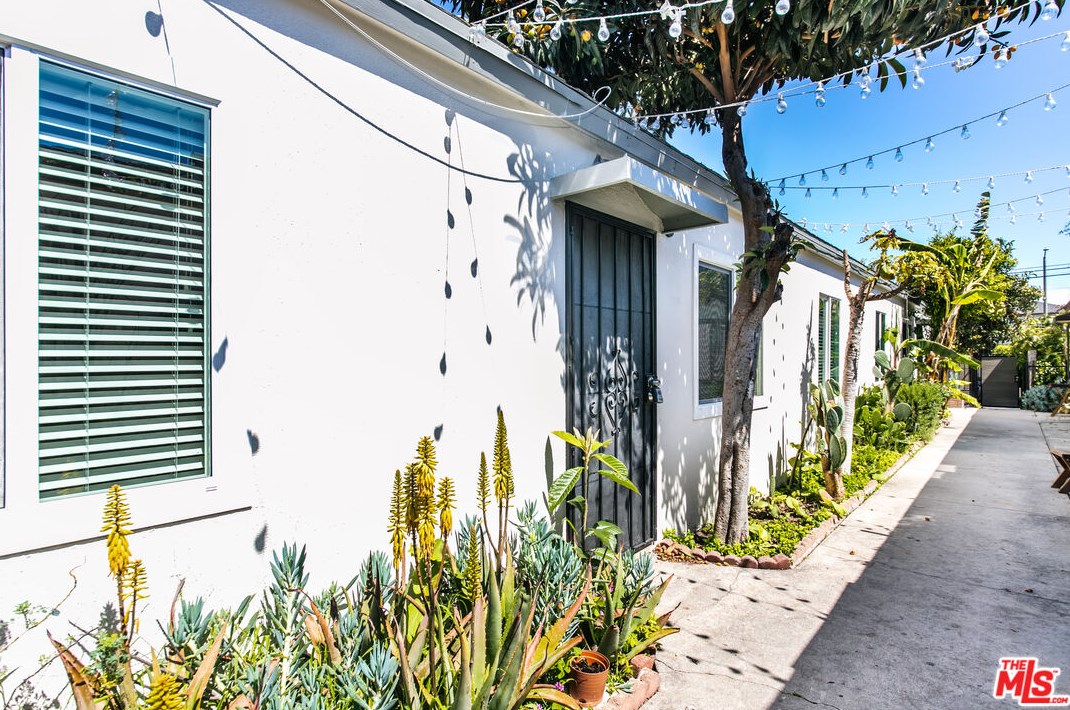 12111 Washington Pl, Los Angeles CA  90066-5276 exterior