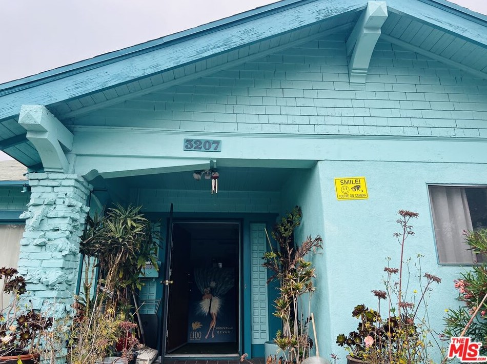 3207 18th St, Los Angeles CA  90019-5027 exterior