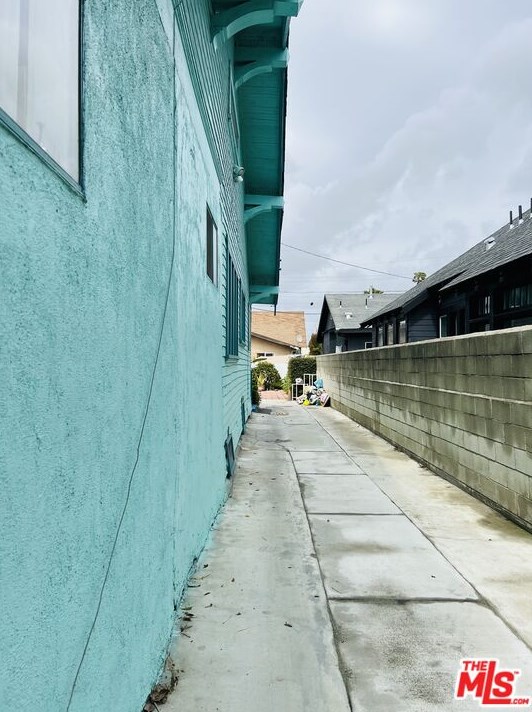 3207 18th St, Los Angeles CA  90019-5027 exterior