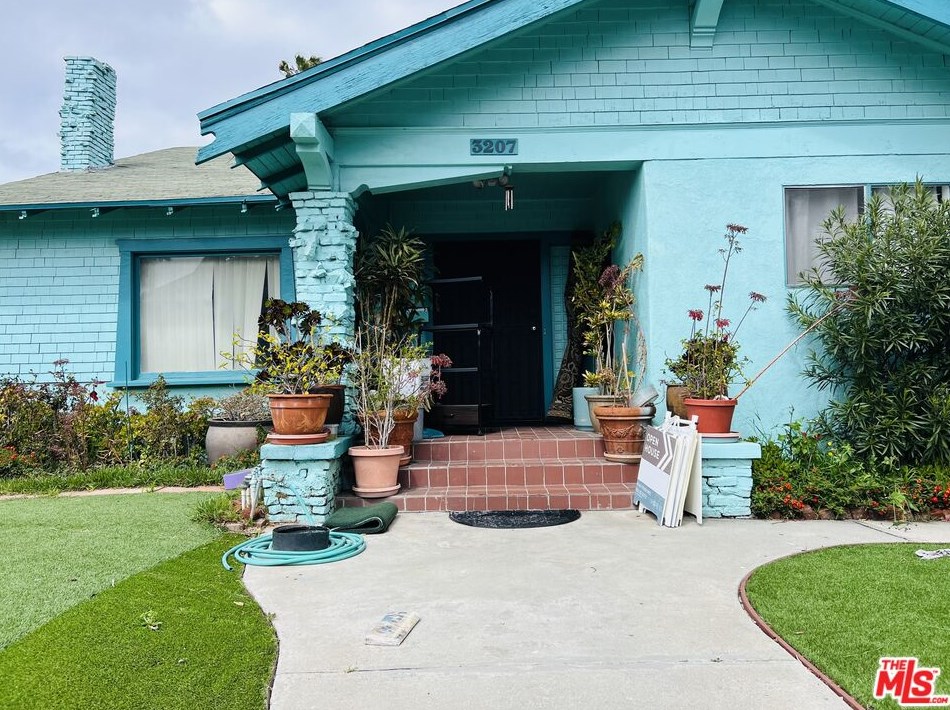 3207 18th St, Los Angeles CA  90019-5027 exterior
