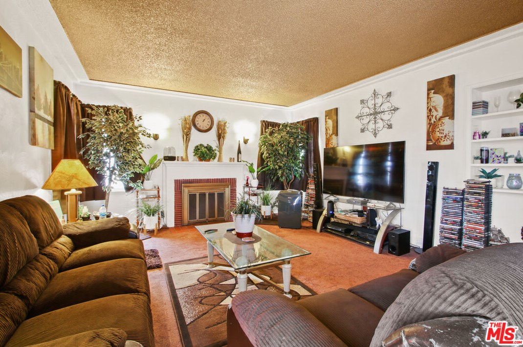 2152 82nd St, Los Angeles, CA 90047-2620