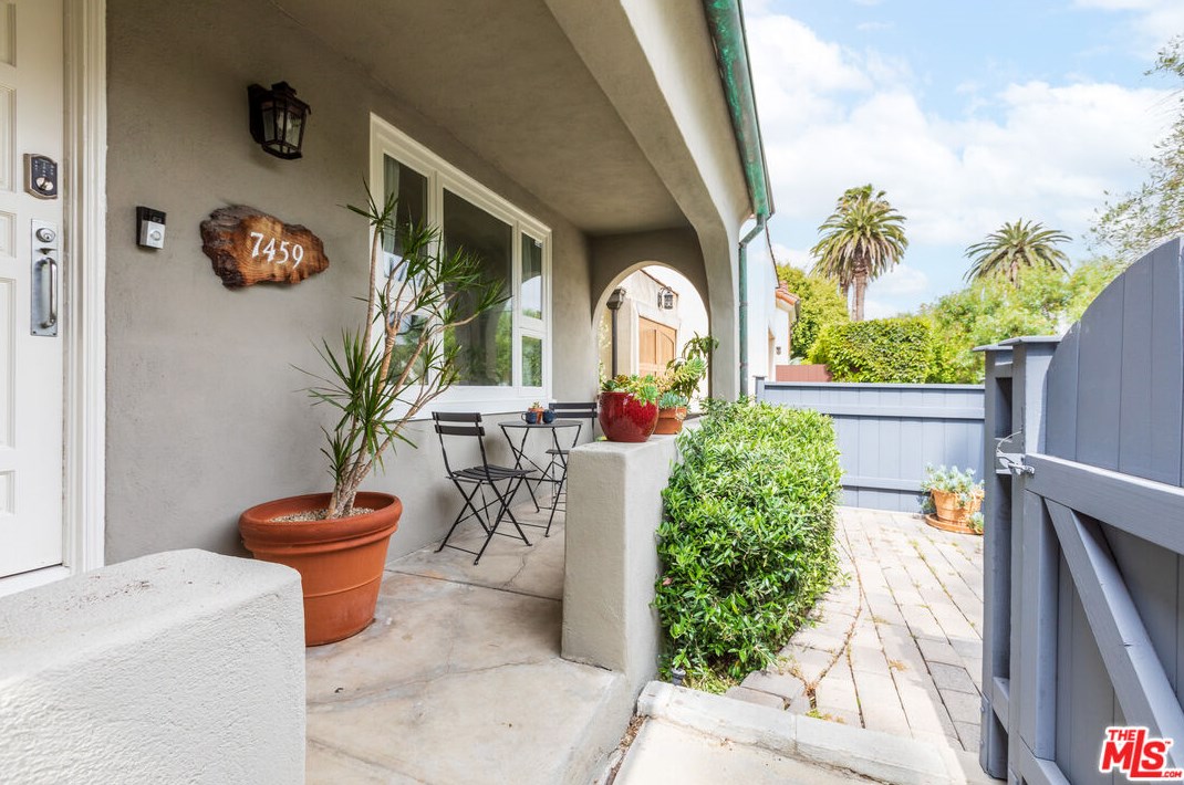 7459 Rosewood Ave, Los Angeles, CA 90036-5747