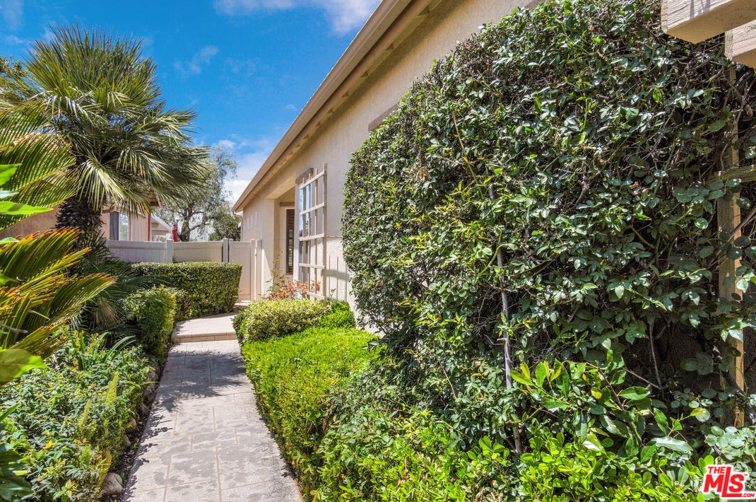 665 Twin Hills Dr, Banning CA  92220-5229 exterior