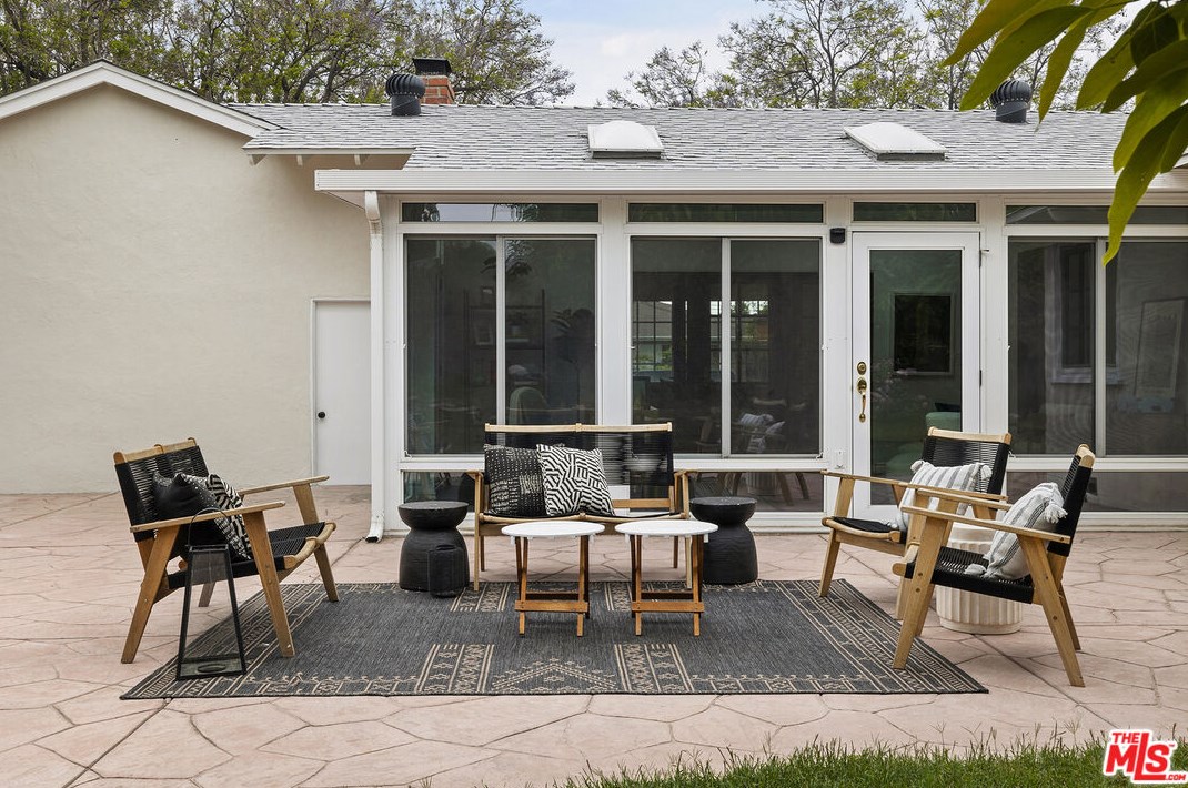 17815 Hiawatha St, San Fernando CA  91344-5911 exterior