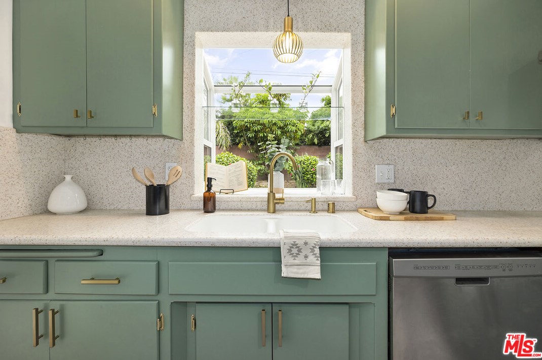 17815 Hiawatha St, San Fernando CA  91344-5911 exterior