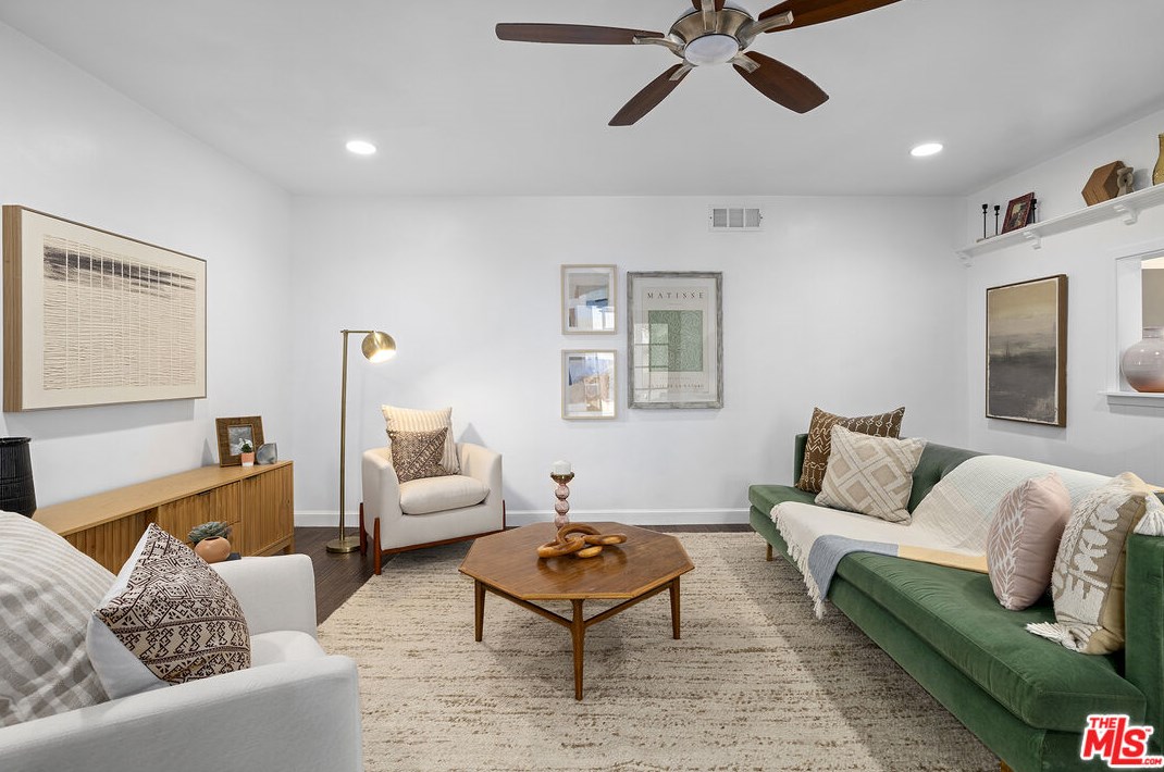 17815 Hiawatha St, San Fernando CA  91344-5911 exterior