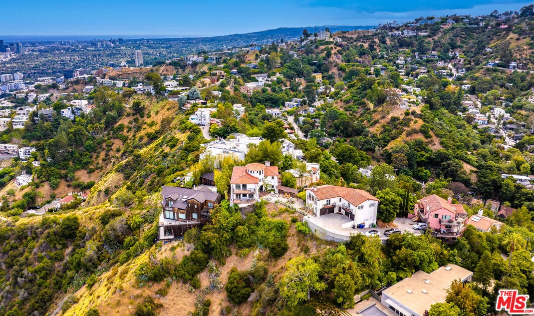 8300 Grand View Dr, Los Angeles CA  90046-1918 exterior